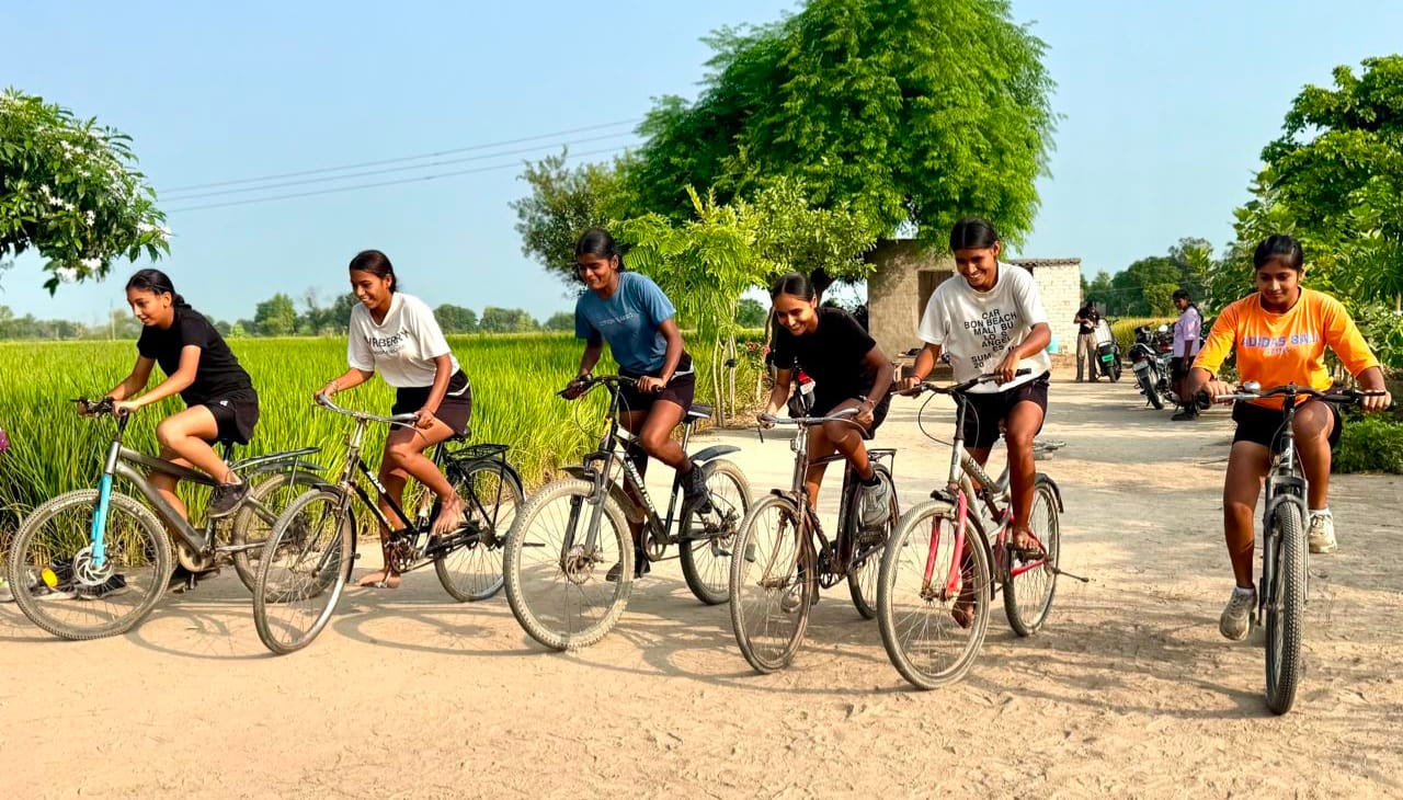 गुमटसर स्पोर्ट्स अकादमी में आयोजित खेल प्रतियोगिता के तहत साइकिल रेस में भाग लेते हुए खिलाड़ी :