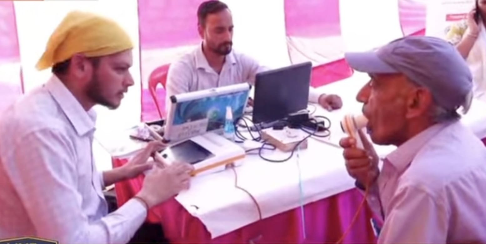 गदौरी साहिब में मेडिकल कैंप के दौरान जांच करवाते लोग।-जागरूक पाठक