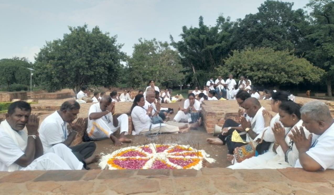 गंधकुटी में फूल पूजा करते अनुयायी।