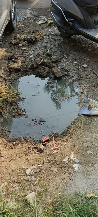 घुमारवीं में खुले में बह रहा गंदा पानी। संवाद