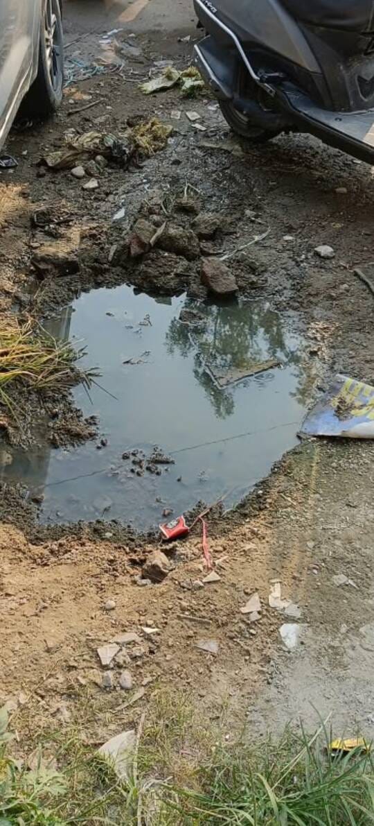 Sewage flowing onto the road near Ghumarwin Hospital; shopkeepers distressed.