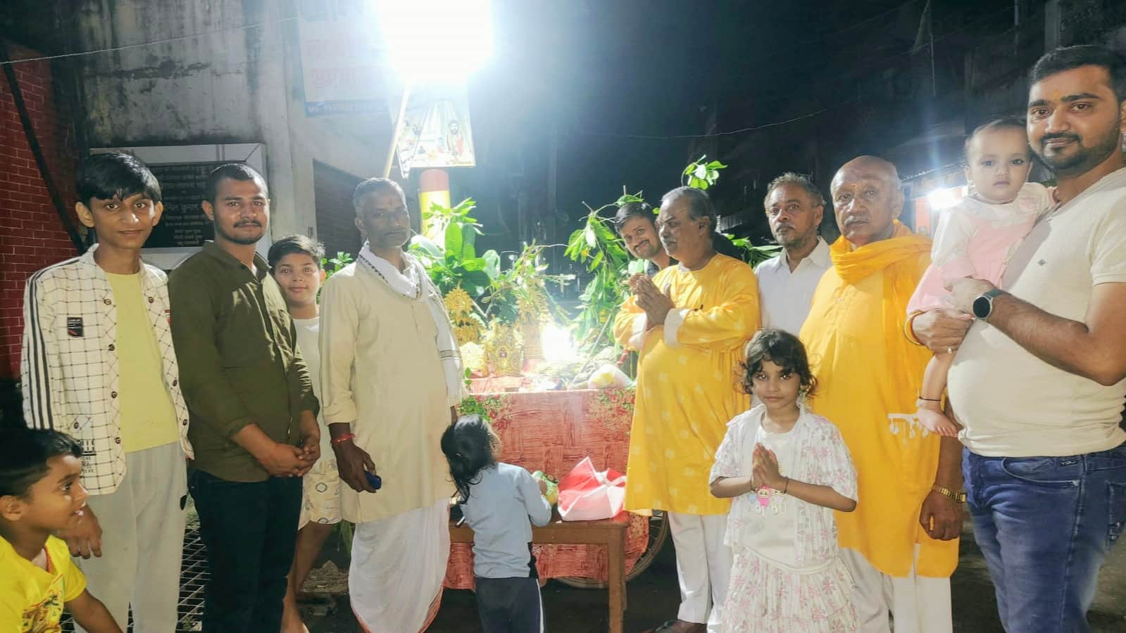 घोरावल नगर में रामलीला के पूर्व मुकुट पूजा करते पदाधिकारी। स्रोत स्वयं