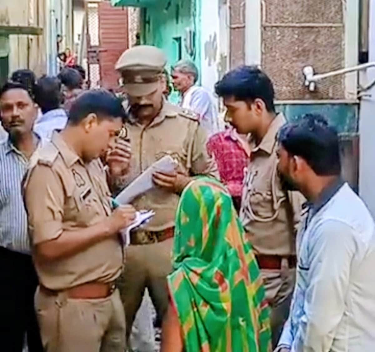 हंगामा की सूचना मिलते ही मौके पर पहुंचे पटियाली गेट चौकी प्रभारी पारस त्यागी जानकारी करते हुए। 