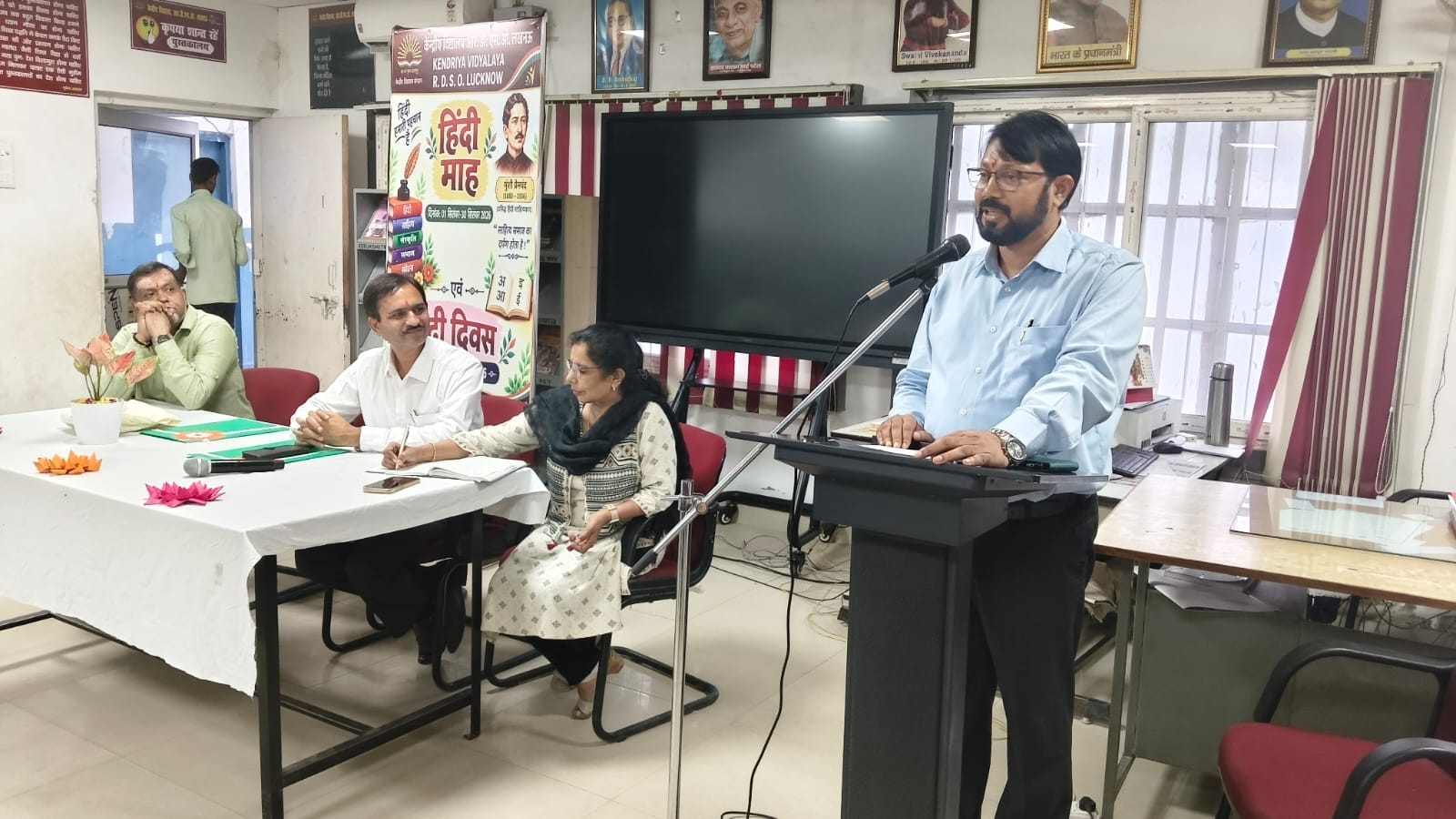 हिंदी दिवस पर केंद्रीय विद्यालय आरडीएसओ में बोलते हुए प्रोफेसर यशवंतस्रोत्र-स्वंय