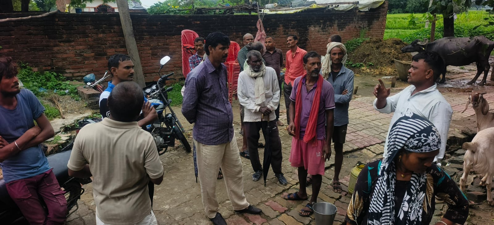 हादसे के बाद घर के बाहर जुटी लोगों की भीड़। संवाद