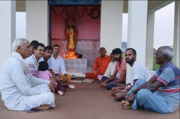 इलिया के सैदूपुर बुद्ध मंदिर परिसर में बैठक करते समाज के लोग। स्रोत: जागरूक पाठक