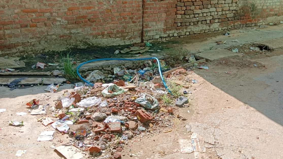 इलिया कस्बा में बिछाया गया पेयजल पाइप लाइन। संवाद