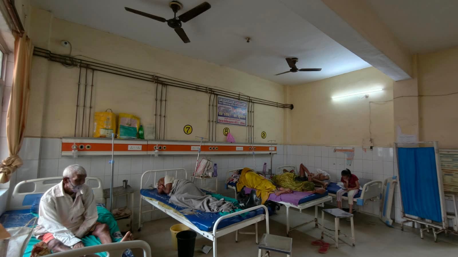 जिला अस्पताल के वार्ड में भर्ती मरीज।संवाद