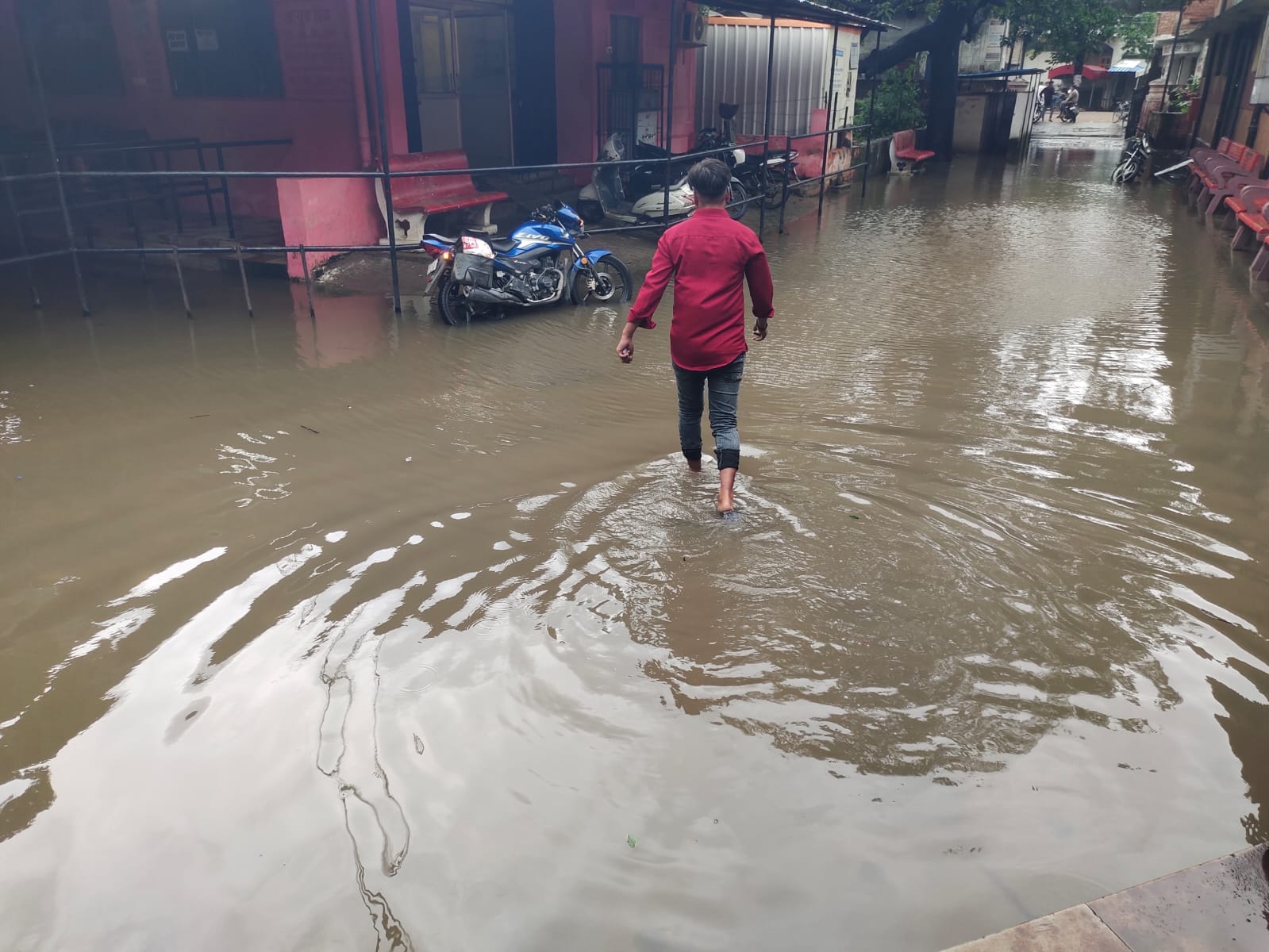 जिला अस्पताल में भरा पानी संवाद