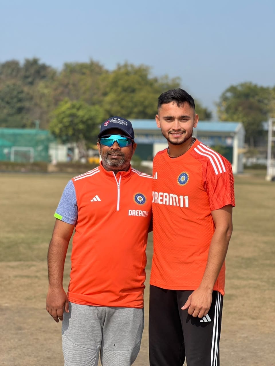 कोच अनिकेत के साथ चेतन स्रोत कोच