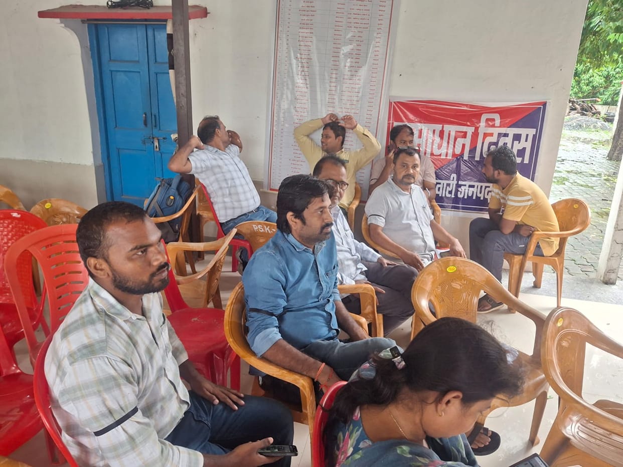 Lekhpals boycotted 'Samadhan Diwas' while wearing black armbands.