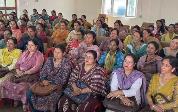 कुल्लू में आशा वर्कर यूनियन की बैठक में भाग लेती आशा वर्कर।-संवाद
