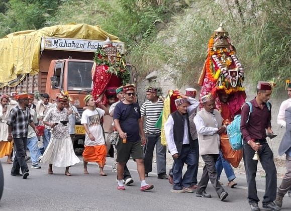 कुल्लू में देवता शैला ब्रह्मा शराच और देवता वीर नाथ गौहरी शराच देव परिक्रमा पर देवलूओ के साथ।-स