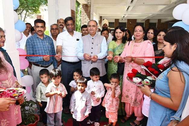 कुलपति प्रो. बी.आर. काम्बोज रिबन काटकर प्री स्कूल प्रयोगशाला का शुभारंभ करते हुए। 