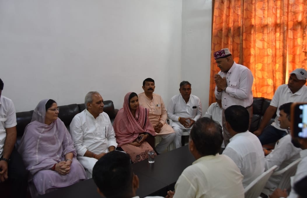 कलायत स्थित लोक निर्माण विभाग के विश्राम गृह में समस्याएं सुनते मंत्री गंगवा। विज्ञप्ति