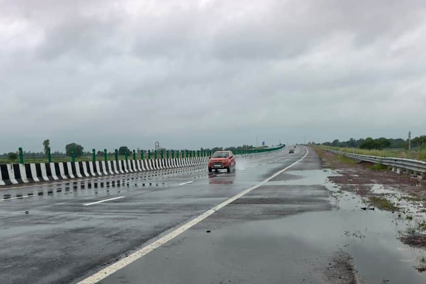कानपुर-लखनऊ एक्सप्रेसवे पर किमी संख्या 45.4 के पास सड़क पर भरा पानी। संवाद