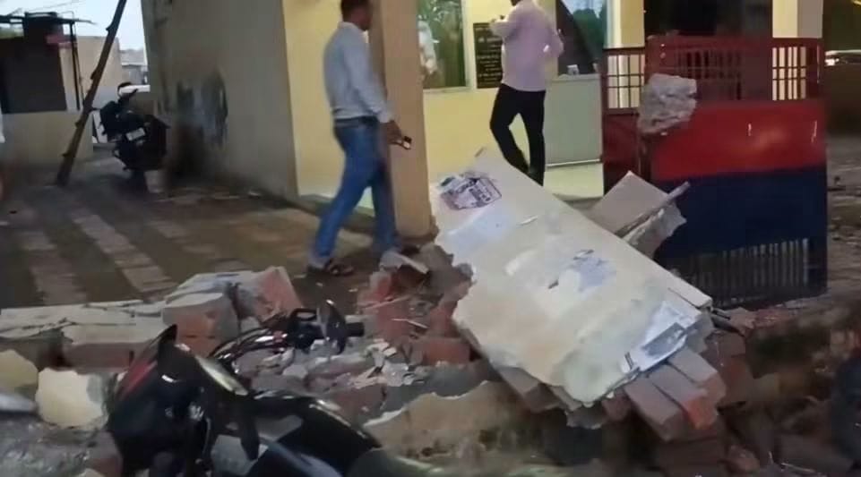 क्रेन के टक्कर से टूटी दीवाल
