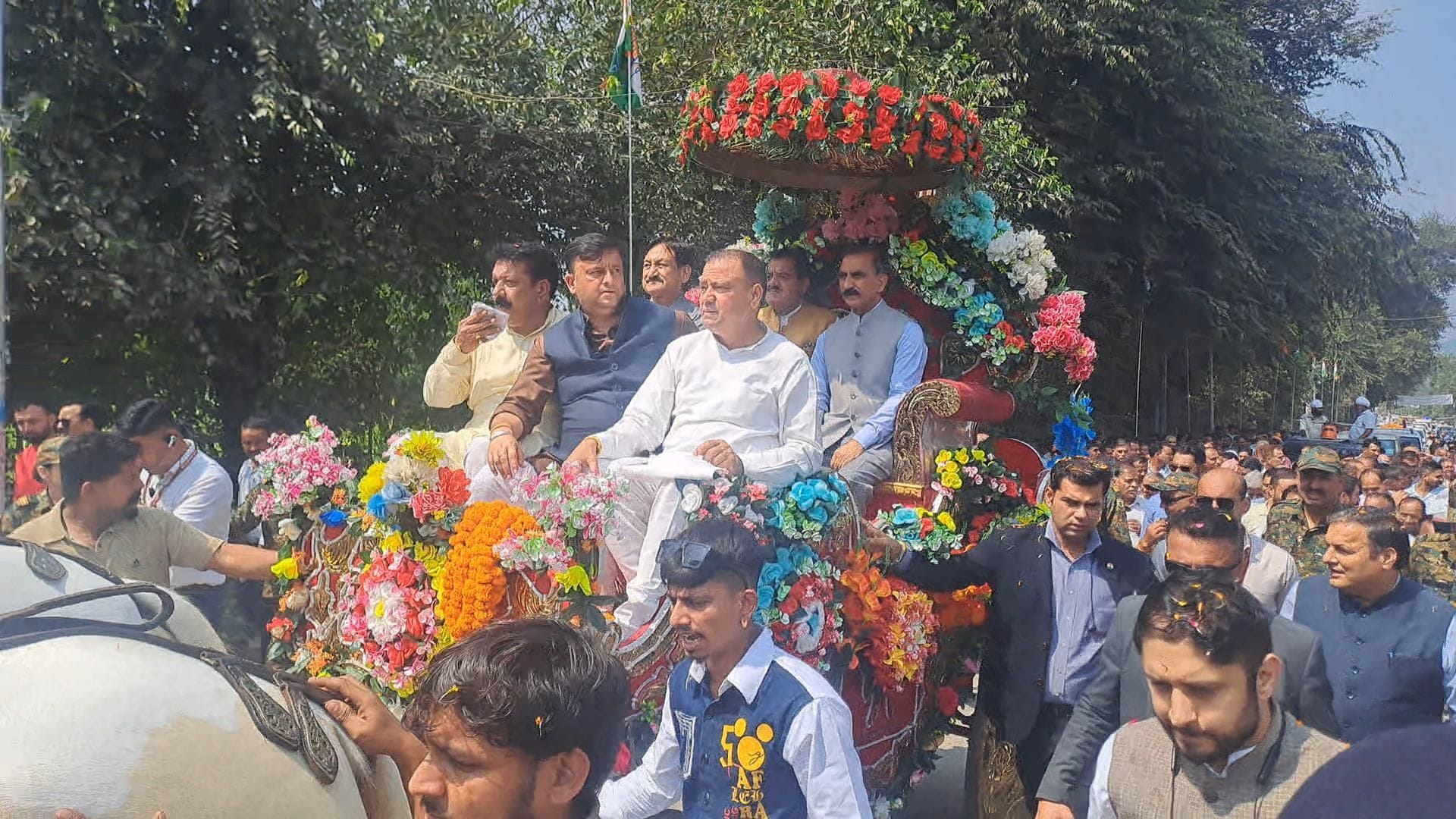 कंसा चौक में रथ पर सवार होकर जाते सीएम सुक्खू व अन्य नेता । स्त्रोत- जागरूक पाठक
