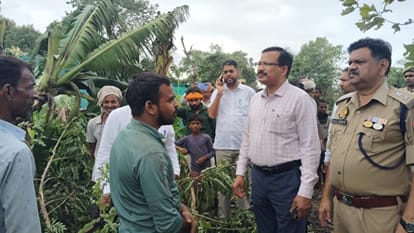 कैसरगंज में बारिश व तेज हवाओं से गिरे पेड़ वाले इलाकों का निरीक्षण करते डीएम व एसपी। 