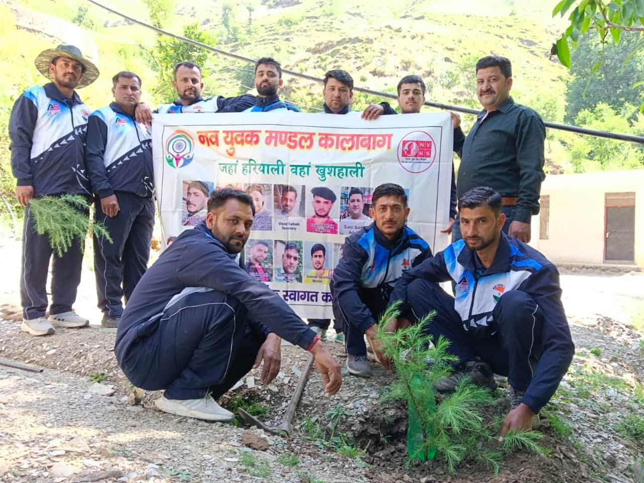 क्षेत्र में पौधरोपण अभियान के अंतर्गत नवयुवक मंडल कालाबाग के सदस्य। स्रोत: संगठन