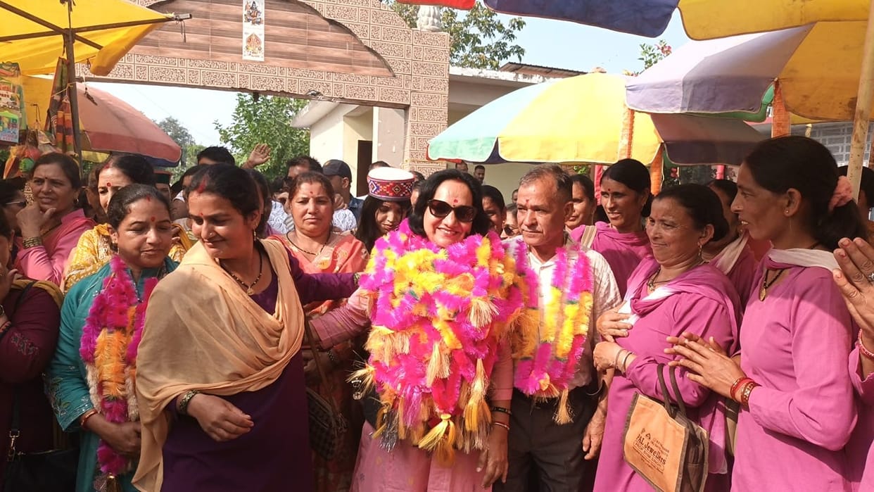 Seema of Lakshya Mahila Mandal, Taryasal, wins the musical chairs competition.