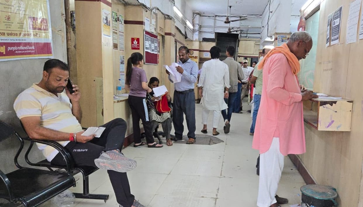 Banks open on holiday; transactions worth 250 crore recorded.
