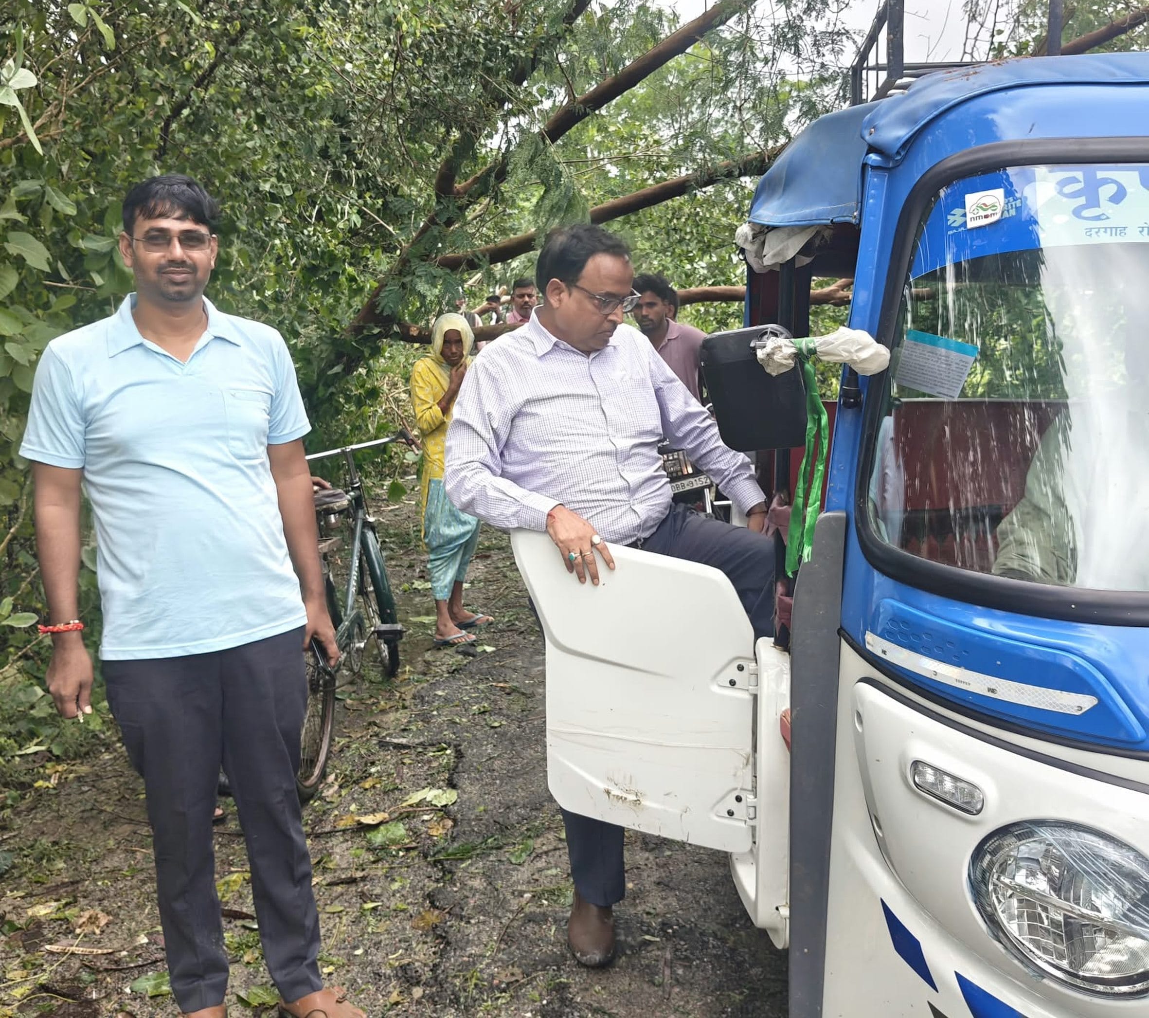 खैरनियाटेपरा गांव में ऑटो से राहत सहायता देने पहुंचे एसडीएम।