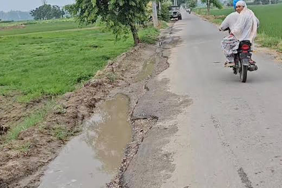खस्ता हालत में दमकोरा से जमालपुर वाला रोड।