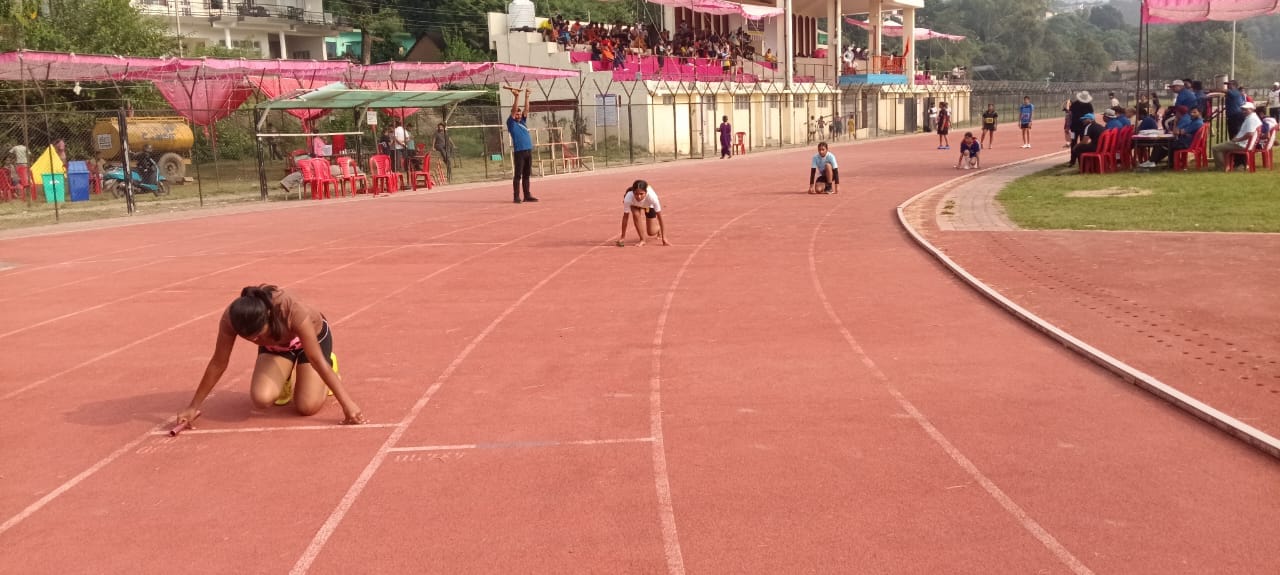 लुहणू खेल परिसर में चल रही एथलेटिक्स प्रतियोगिता में दौड़ लगाने के लिए तैयार खिलाड़ी। स्रोत: जा