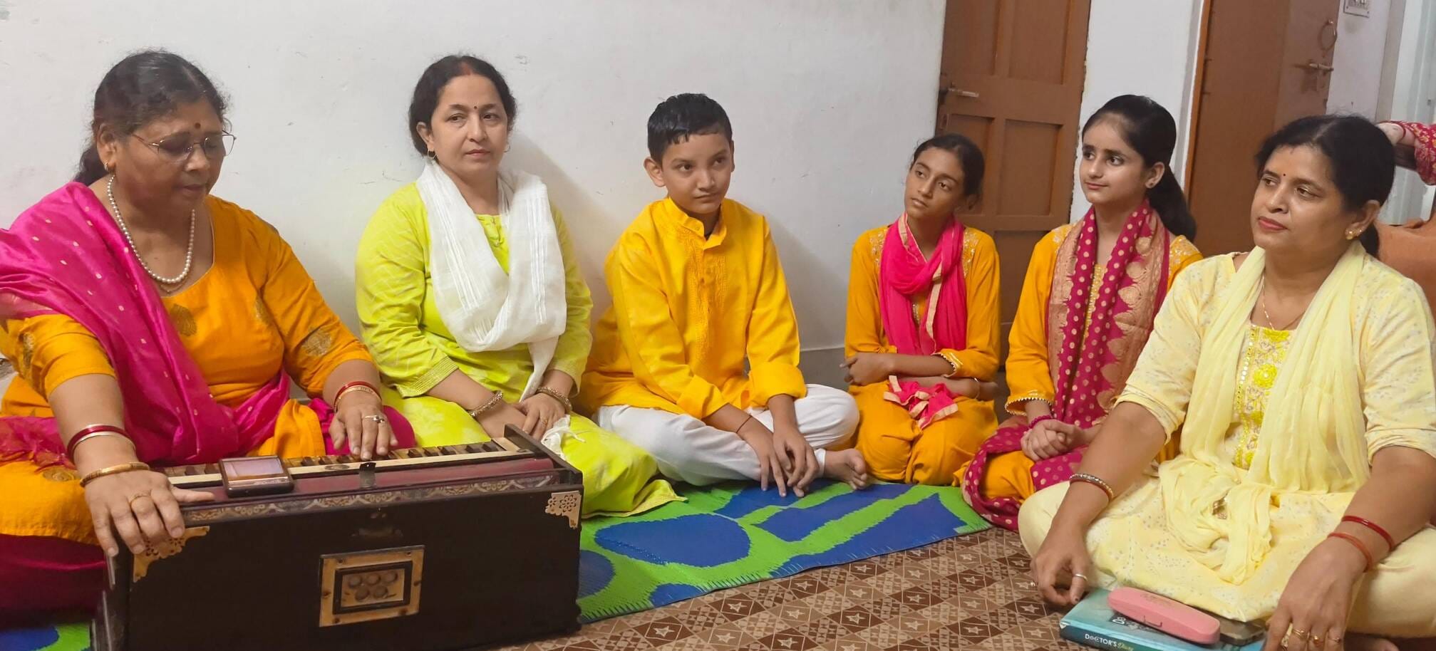 लोक चौपाल में गूंजे भजन