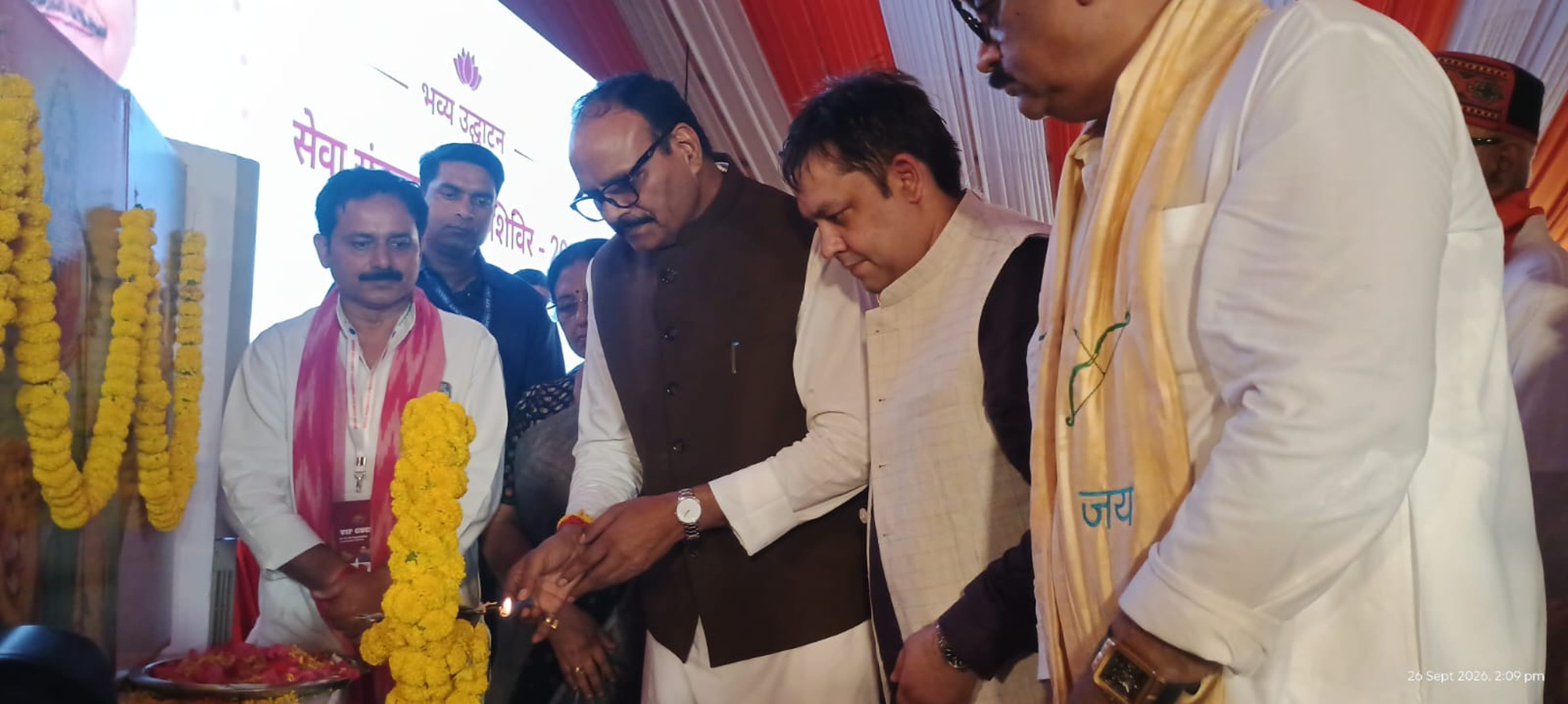 लंका मैदान में दीप प्रज्वलित कर सेवा संकल्प स्वास्थ्य शिविर का शुभारंभ करते प्रदेश के डिप्टी सी