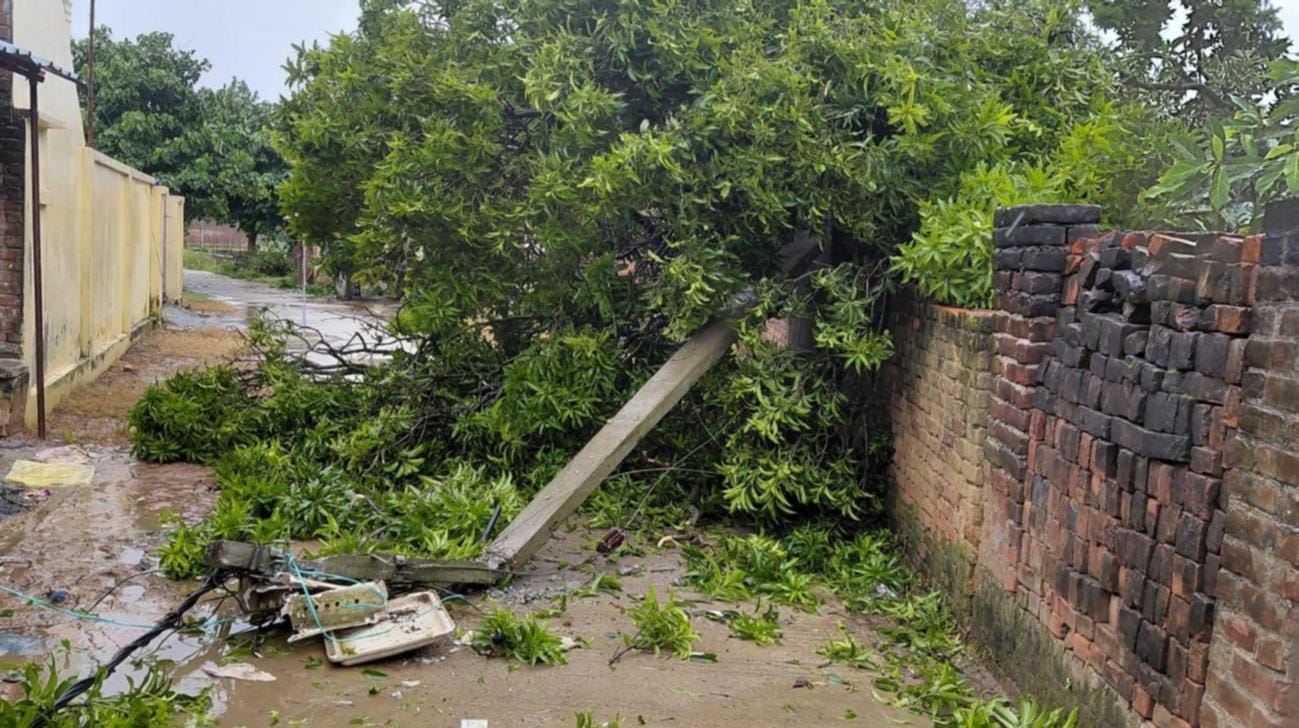 लक्ष्मन नगर में टूटा बिजली का खंभा।- संवाद