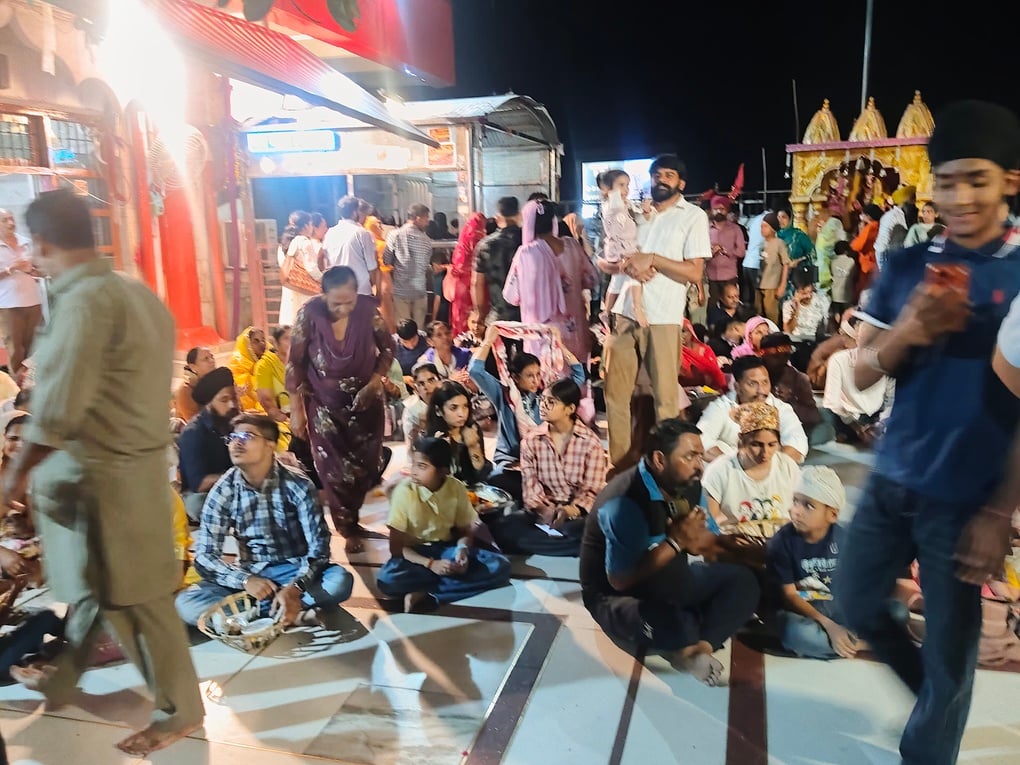 मां चिंतपूर्णी मंदिर में शनिवार रात को माता की अराधना करते हुए श्रद्धालु। संवाद