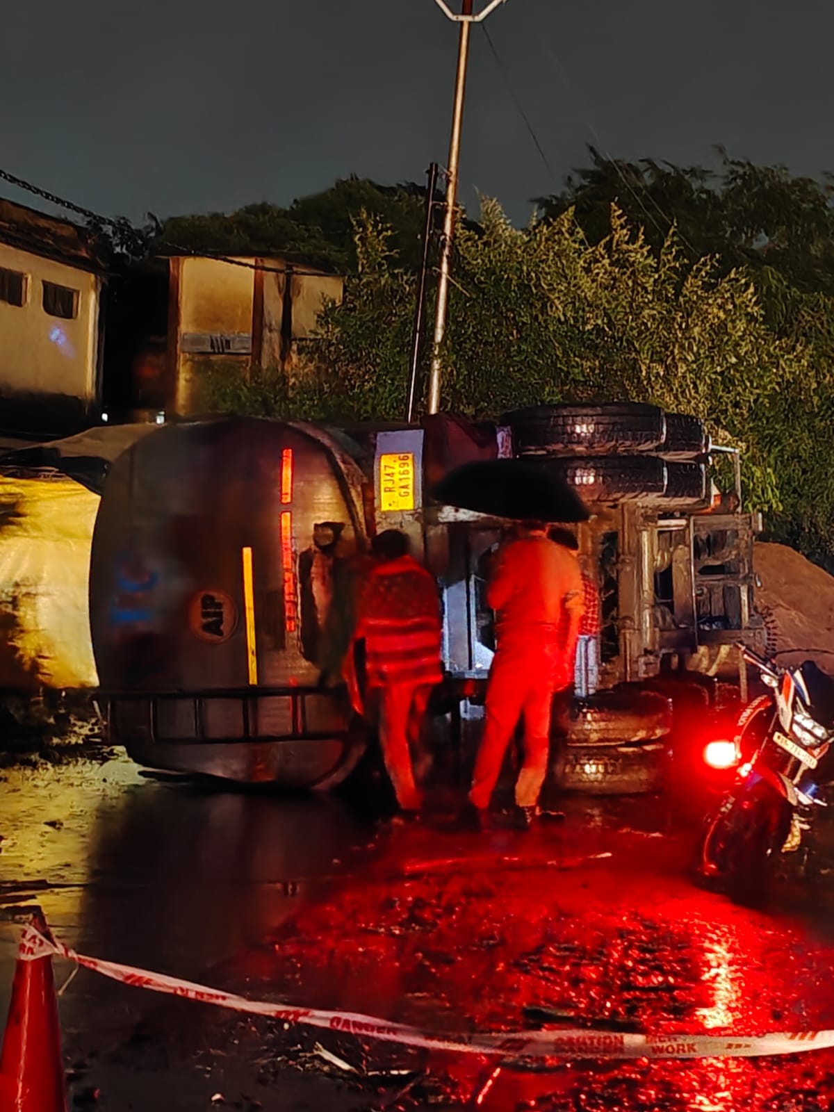 मंडी के सामने पलटा पड़ा टैंकर। स्रोत:पुलिस