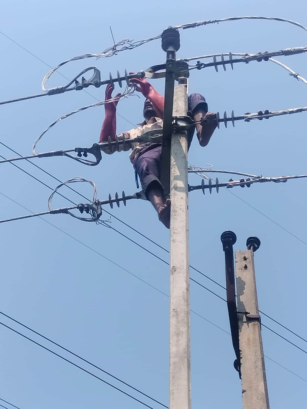 Rain stopped, but the power supply situation did not improve; electricity out in five hundred villages.