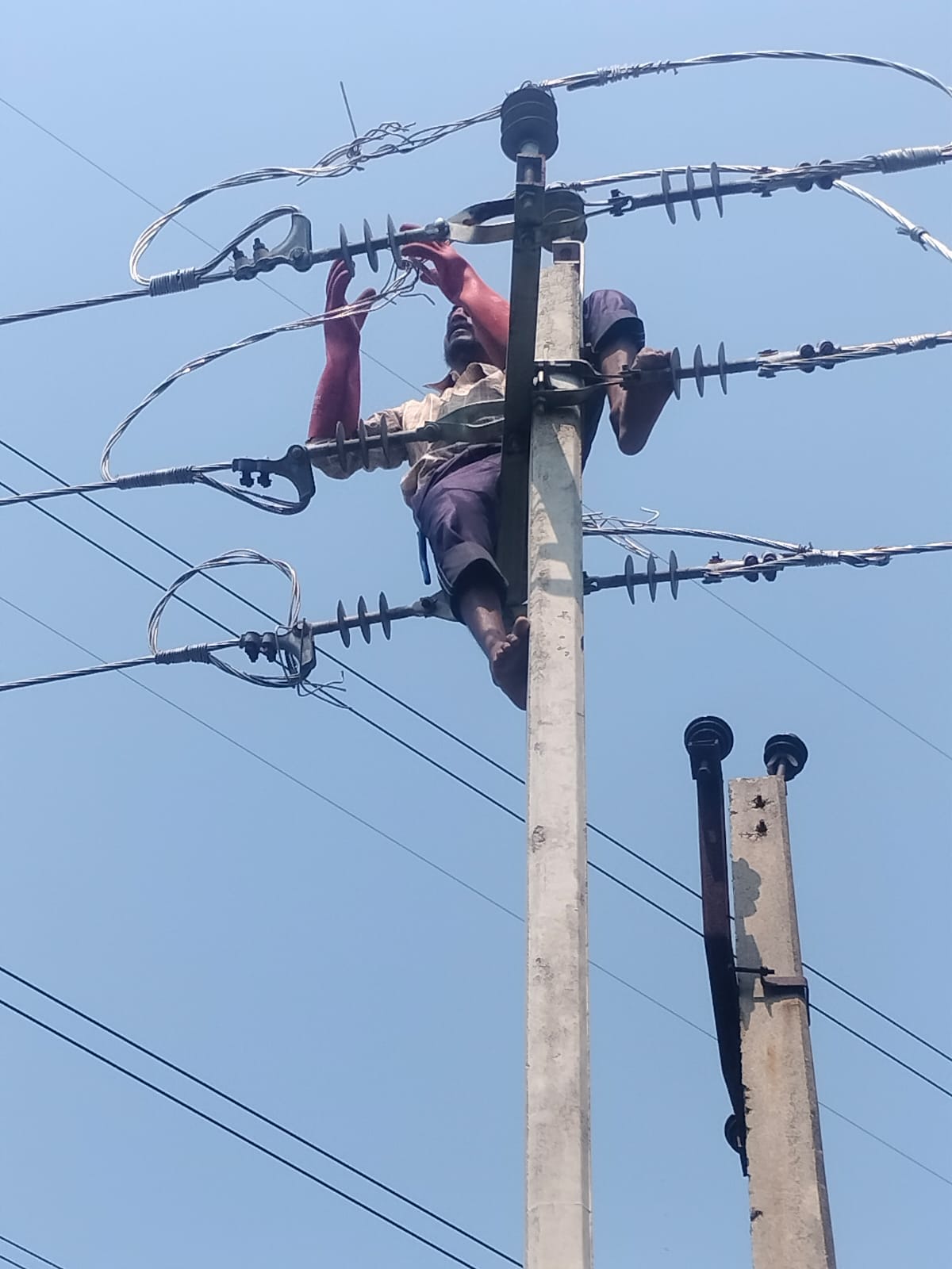 Rain stopped, but the power supply situation did not improve; electricity out in five hundred villages.