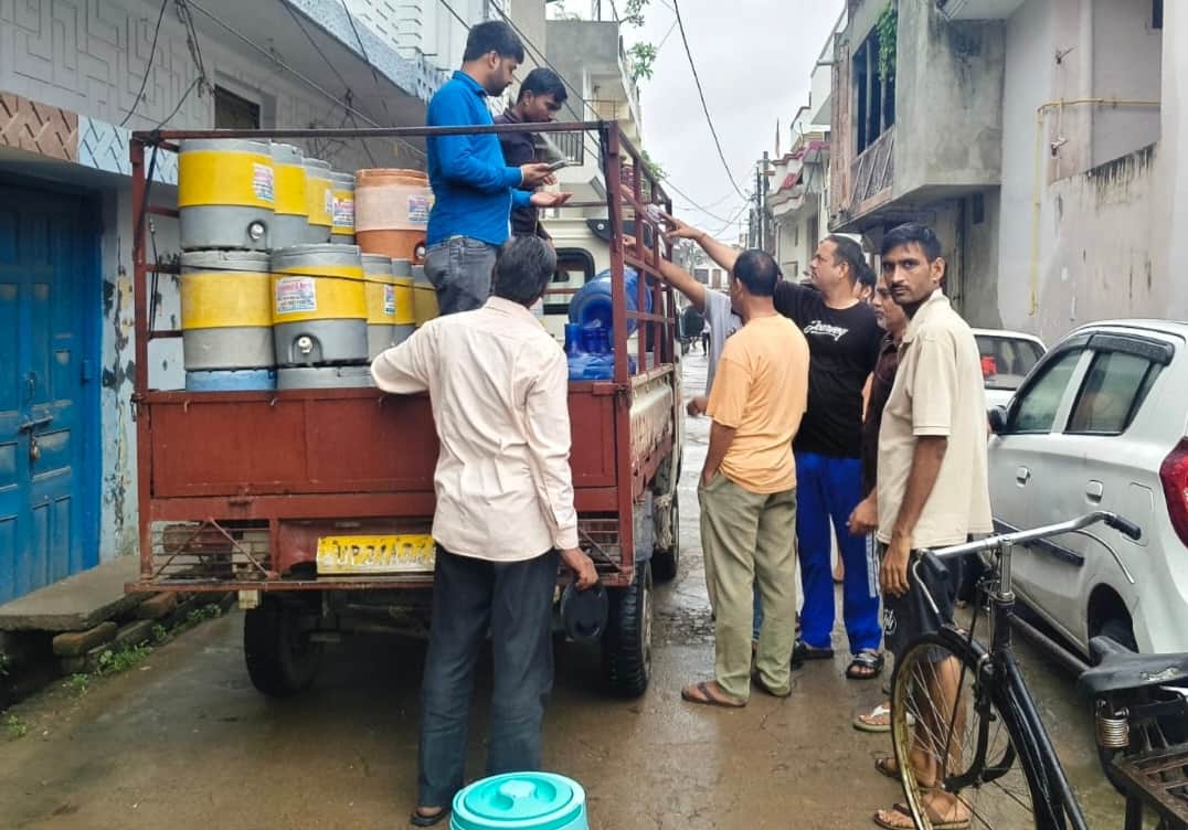 Due to the closure of the pump, there is also a crisis of drinking water, the price of a jar of 20 rupees has reached 40 rupees