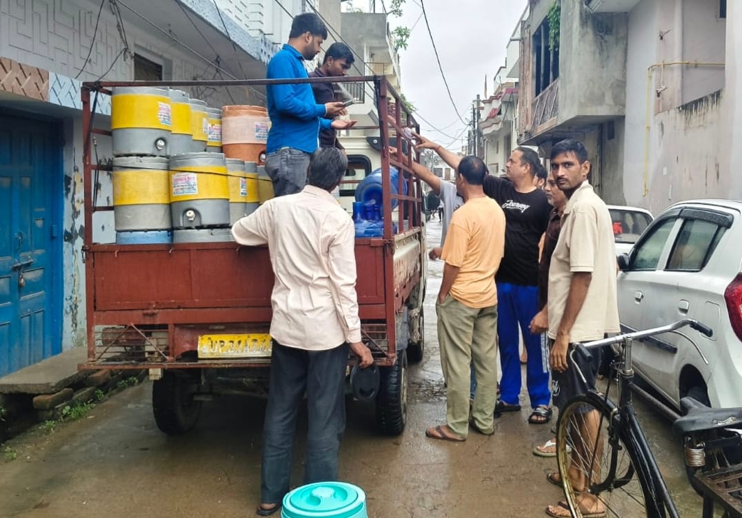 Due to the closure of the pump, there is also a crisis of drinking water, the price of a jar of 20 rupees has reached 40 rupees