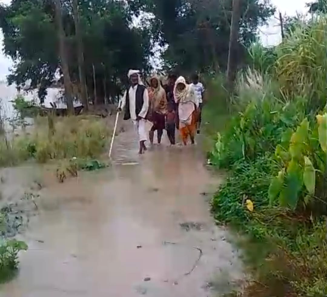 Flood threat to Mahadeva and Salikpur villages.