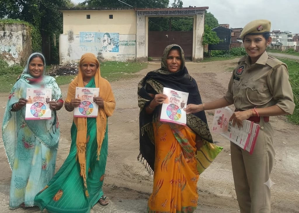 मिशन शक्ति का पांपलेट बांट कर महिलाओं को जागरूक करती महिला आरक्षी। संवाद
