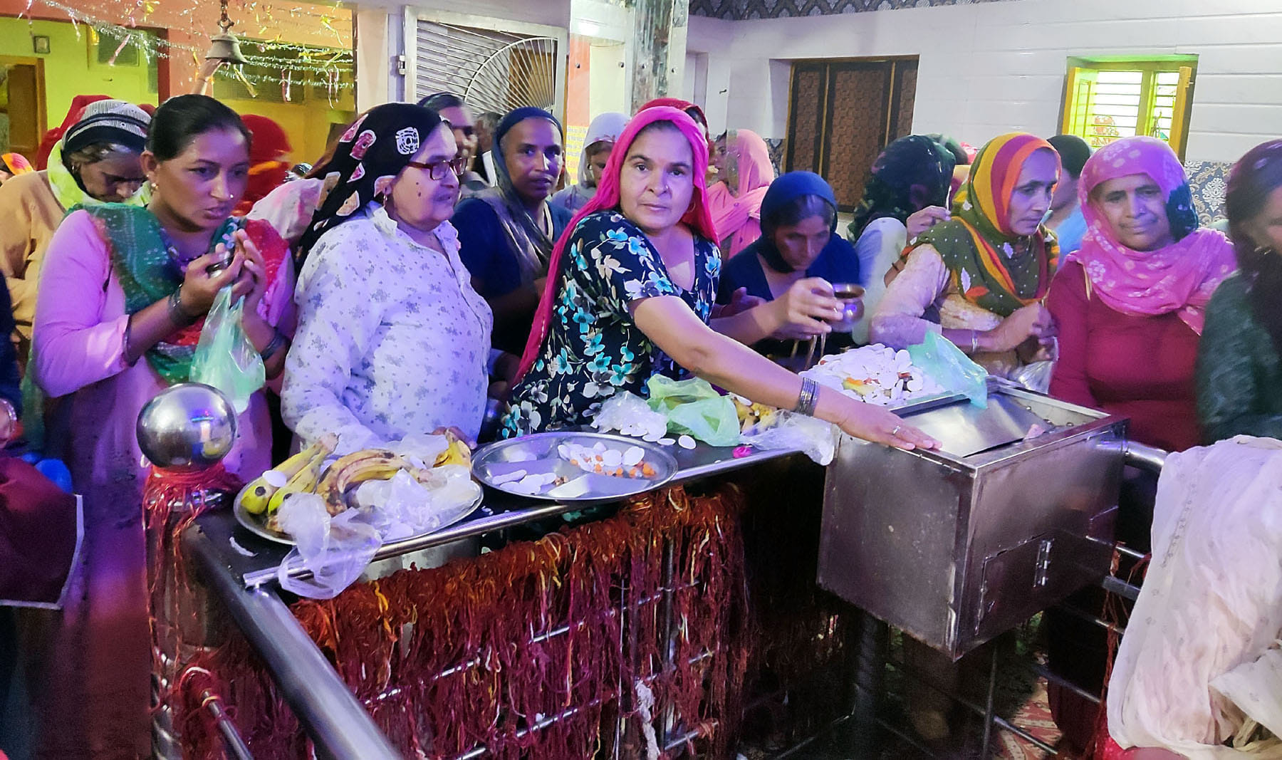 मंदिर में पूजा अर्चना करते श्रद्धालु। संवाद