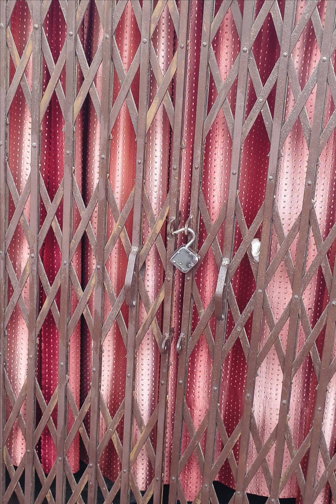 Jewelry worth five lakh rupees stolen from house