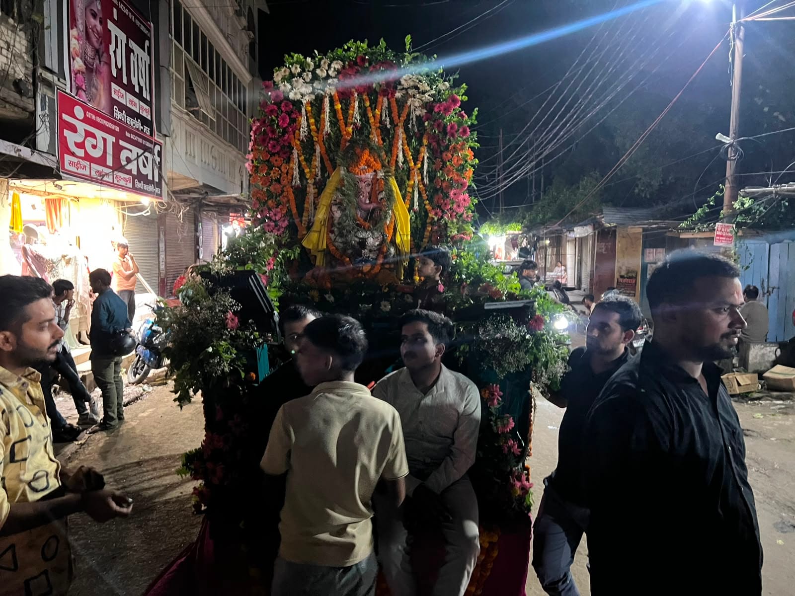 नगर के सिंधी कालोनी में रुका श्री गणेश प्रतिमा विसर्जन जुलूस।संवाद