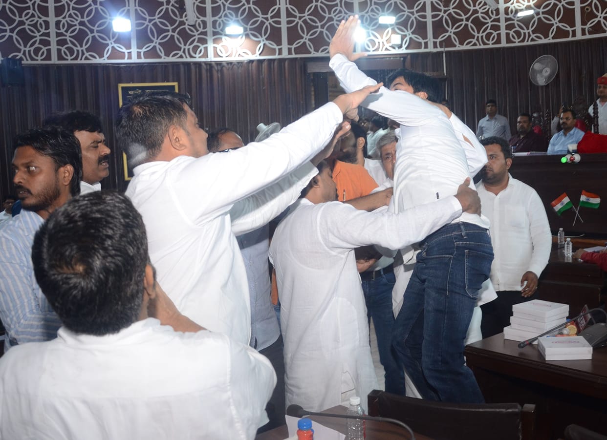 SP and BJP councilors clash; surround Municipal Commissioner.
