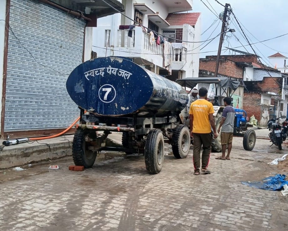 नगरपालिका की ओर से पेयजल के लिए लगाया गया टैंकर। संवाद