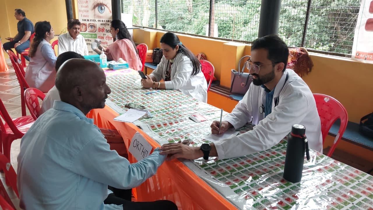 नाहन के वार्ड नंबर पांच में आयोजित शिविर में स्वास्थ्य जांच करते साई अस्पताल की टीम। संवाद
