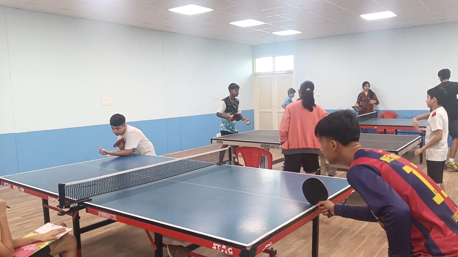 नाहन में जिला स्तरीय टेबल टेनिस प्रतियोगिता में दखदम दिखाते खिलाड़ी। संवाद