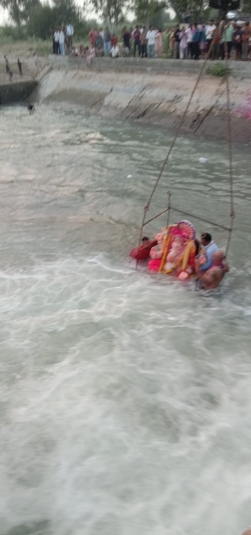नहर में गणपति बप्पा मोरया की मूर्ति का विसर्जन करते हुए श्रद्धालु। विज्ञप्ति