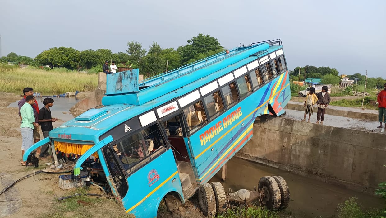 A bus full of devotees rammed into an under-construction four-lane bridge, 13 injured, six referred.