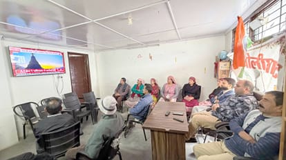 ननखड़ी के खोलीघाट बूथ पर मन की बात सुनते भाजपा पदाधिकारी और कार्यकर्ता। स्रोत : पार्टी